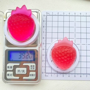 Detailed size and weight view of a 3D matte strawberry phone grip showing 39g and 6cm height