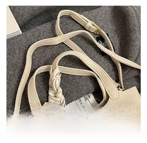 Detail der Handtasche mit Litschimuster, Seidenschal-Griff und verstellbarem Riemen