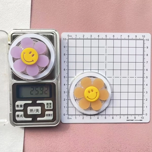 Detailed scale view of a purple flower phone grip showing 5cm diameter and 26g weight