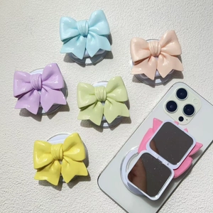 Gros plan de supports de téléphone magnétiques en forme de nœud 3D avec miroir intégré