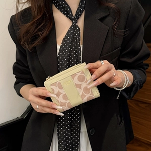 Elegante borsa squadrata in tela beige con motivo a C e zip metallica dorata