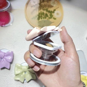 Détail du support de téléphone nœud 3D avec miroir de courtoisie rabattable intégré à la main