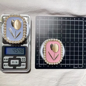 Détail montrant la taille et le poids du support de téléphone tulipe nacré vintage