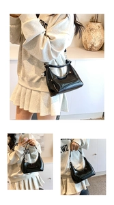 Détail du sac hobo noir verni avec chaîne argentée et breloque sphérique