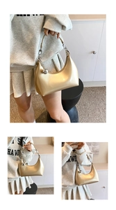 Détail du sac lune doré champagne avec finition vernie et pendentif boule argentée