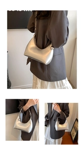 Détail du sac hobo argenté brillant avec pendentif boule métallique et fermeture éclair