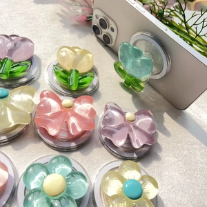 Dettaglio del supporto per telefono MagSafe 3D a forma di fiore in resina trasparente
