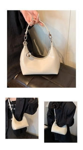 Sac hobo chic en cuir verni crème avec breloque boule argentée et détails de chaîne