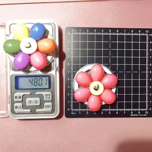Macro shot showing 48g weight and 5cm size of resin flower phone socket holder