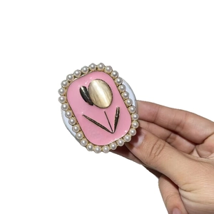 Support magnétique pour téléphone avec tulipe rose et bordure en perles blanches