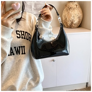 Vue détaillée du sac hobo noir verni avec pendentif sphérique en argent poli brillant