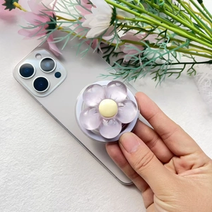 Dettaglio del supporto magnetico a fiore in resina traslucida rosa per smartphone