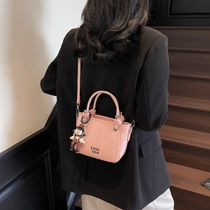 Rosa Eimer-Handtasche für Damen mit Griff und niedlichem Puppenanhänger Umhängetasche