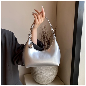 Détail du sac pois argenté métallisé en forme de croissant avec breloque chaîne à billes