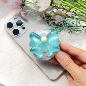 Dettaglio del supporto magnetico per telefono a farfalla blu su un dispositivo grigio