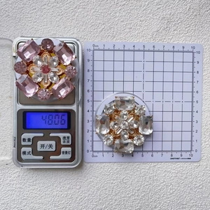 Détail du support magnétique en cristal montrant la taille de 5,5 cm et le poids de 48 g