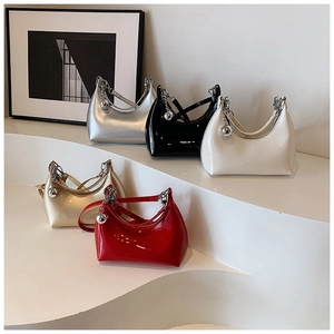 Sacs hobo modernes en cuir verni brillant en plusieurs couleurs avec breloques boules