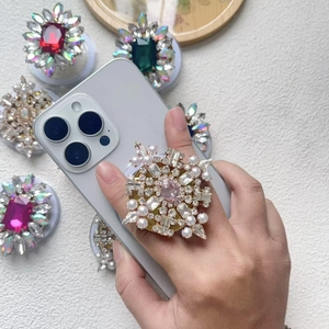 Luxury magnetic expanding phone socket with crystal rhinestones and pearl flower design
