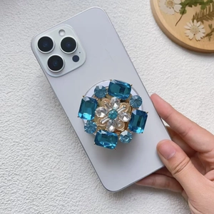 Vue détaillée du support MagSafe de luxe avec cristaux bleus et strass étincelants