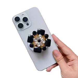 Support MagSafe luxueux avec croix en cristal noir vintage et motif floral de pierres