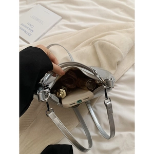 Sac à main argenté brillant avec un grand compartiment interne et fermeture éclair