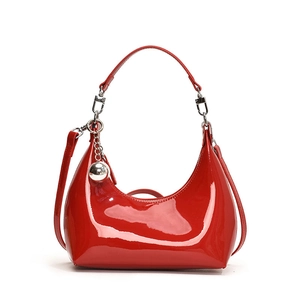 Sac hobo chic en cuir verni rouge avec finition brillante et breloque boule métal