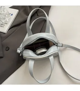 Vue intérieure montrant la grande capacité du sac bowling gris-bleu avec accessoires