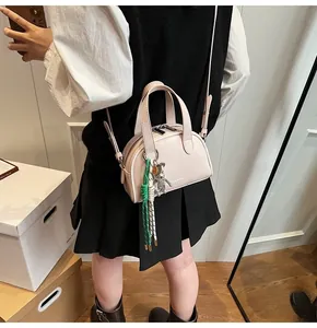 Sac bowling rose avec corde tressée verte et pendentif ours argenté en détail