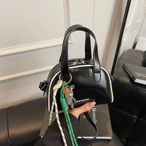 Sac Bowling Mini Pour Femmes En Cuir PU Sac À Bandoulière Coquille Avec Pendentif Ours Passepoil Contrasté À La Mode