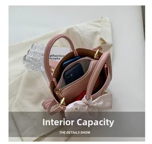 Vue de dessus d'un sac seau rose avec pochette interne et capacité de rangement mobile