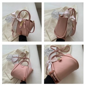 Vue détaillée du sac seau rose grainé avec foulard en soie et garnitures dorées
