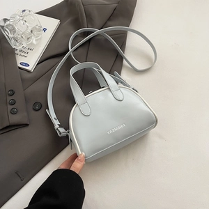 Sac à main bowling bleu clair avec bordure blanche et bandoulière réglable
