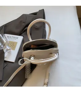 Vue intérieure du sac blanc crème montrant le compartiment et la poche zippée