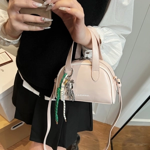 Sac bowling rose avec pendentif ours et bandoulière réglable pour femmes