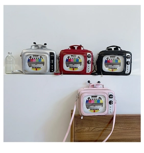 Dettaglio di borse a tracolla vintage a forma di TV con schermi a barre colorate