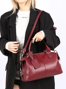 Detail of burgundy lychee grain tote bag with adjustable shoulder strap and dual handles