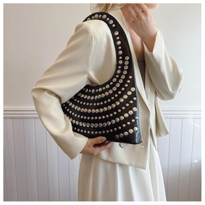 Détail du sac demi-lune noir avec clous métalliques argentés et style punk rétro