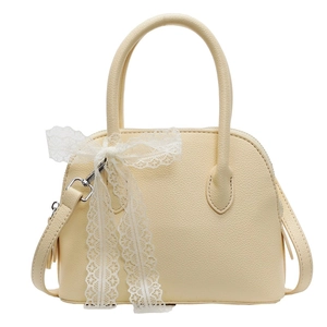 Petit sac à main crème en cuir grainé avec nœud en dentelle et détails argentés élégants