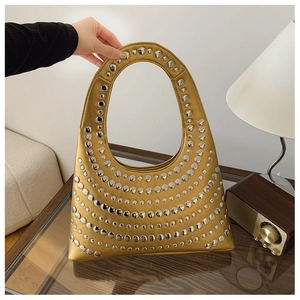 Vue détaillée du sac hobo doré avec rivets métalliques et design de style punk chic