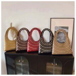 Vue détaillée de sacs à main en cuir PU avec des motifs de clous métalliques radiants