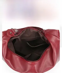 Vue détaillée de l'intérieur du sac cabas bordeaux montrant sa grande capacité de stockage