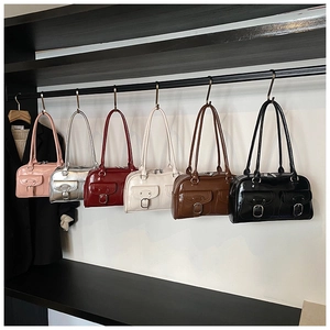Detailed display of vintage large capacity shoulder bags in six vibrant glossy colors