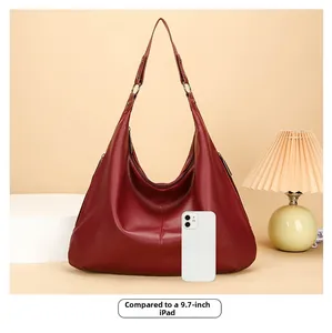 Sac fourre-tout rouge foncé à texture grainée comparé à un iPad de 9,7 pouces pour la taille