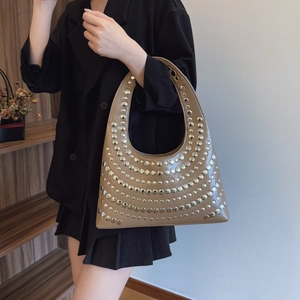Sac à main demi-lune kaki avec clous argentés et style rétro punk chic pour femmes