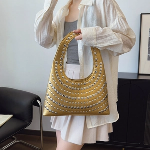 Sac à main hobo doré avec rivets argentés décoratifs et design minimaliste à anse unique
