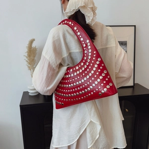 Sac hobo élégant en cuir rouge vif avec clous argentés et silhouette demi-lune minimaliste