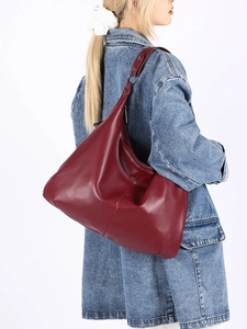 Vue détaillée du grand sac cabas bordeaux avec texture cuir et bandoulière réglable