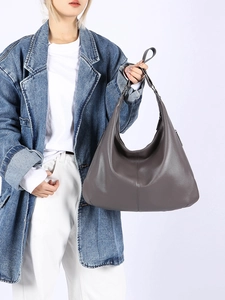 Détail d'un grand sac cabas en cuir gris foncé grainé avec une large poignée souple