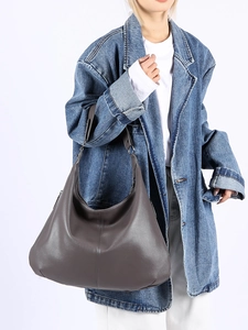 Grand sac hobo taupe foncé en cuir grainé porté par un mannequin pour un look décontracté