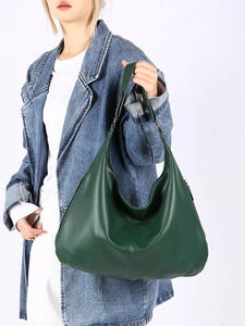 Vue détaillée du sac hobo en cuir vert foncé avec une grande capacité et texture souple
